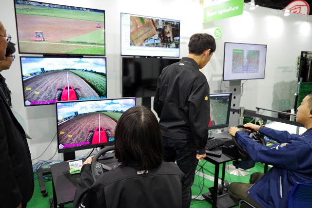 農水省の万博展示、ロボトラ操縦体験で未来の農業技術を紹介